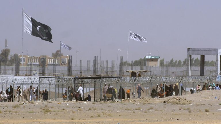 Las fuerzas fronterizas de los talibanes y Pakistán se enfrentan nuevamente