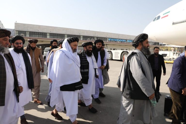 Los talibanes participan en el funeral del presidente de Irán