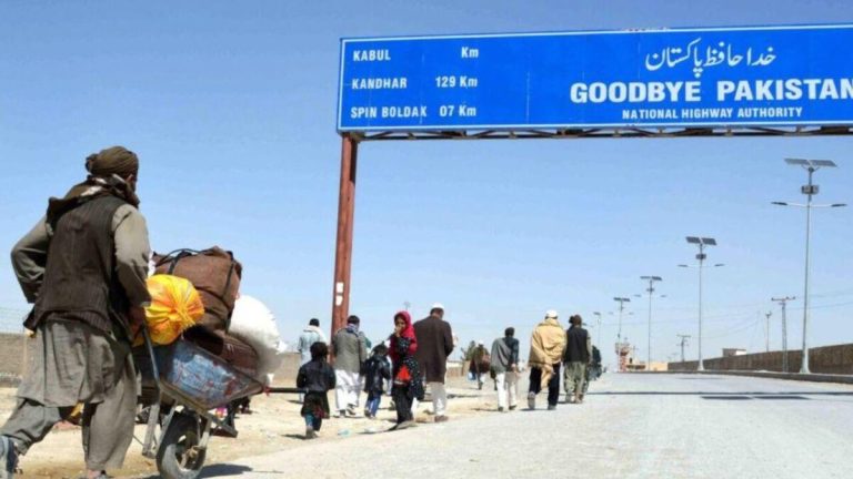 Fuentes: El paso fronterizo de Kharlachi entre Afganistán y Pakistán se reabrió después de seis días