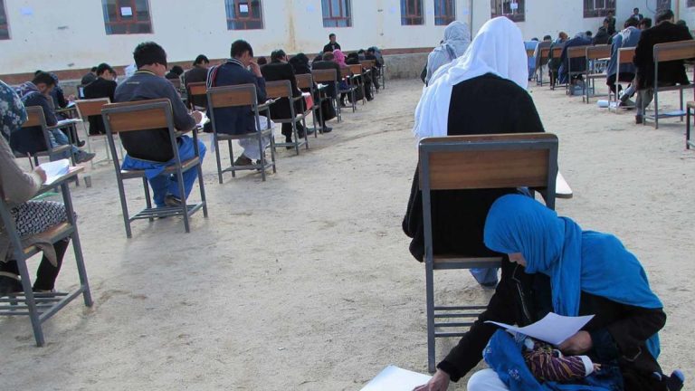 Las niñas se ven privadas de participar en el examen de admisión por segundo año