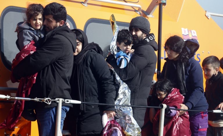 Los refugiados afganos en Gran Bretaña protestaron contra la política de expulsión forzosa de refugiados a Ruanda.