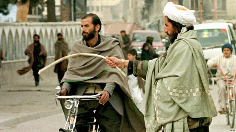 Los talibanes azotaron a decenas de hombres y mujeres en Sar-e Pul a la vista del público