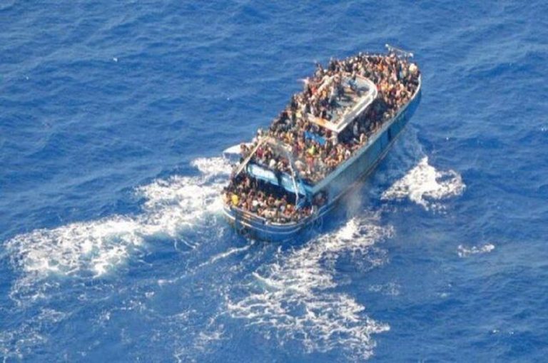Guardacostas griegos arrojan 9 refugiados al mar