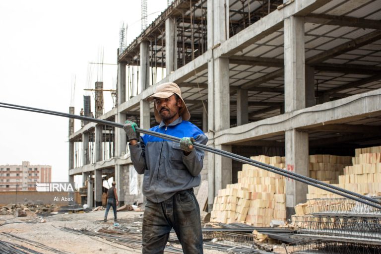 La contratación de trabajadores afganos sin documentos en Mashhad, Irán, está prohibida