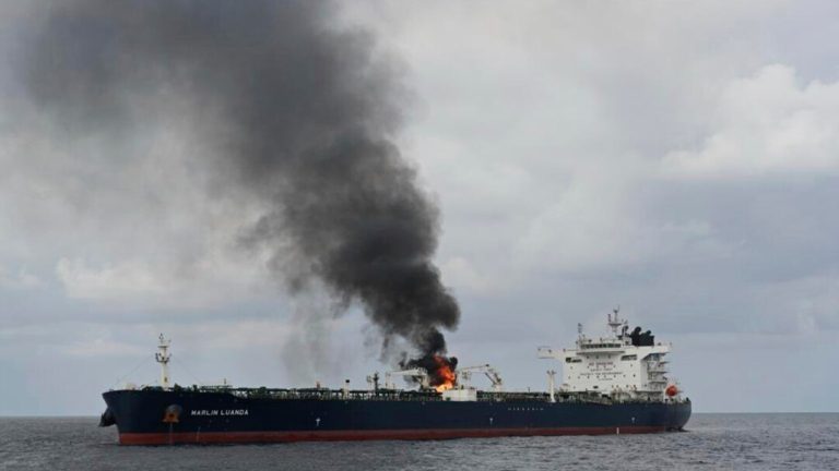Dos barcos se incendian después de ser alcanzados por dos misiles en el Golfo de Adén