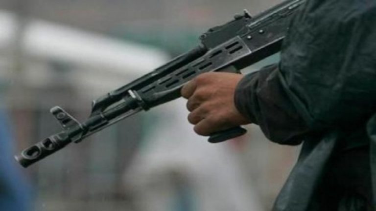 Enfrentamiento entre dos familias deja tres muertos