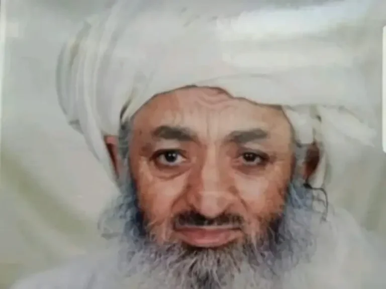 Mufti Talibán: No es permitido que las mujeres aprendan a leer y escribir ni siquiera en casa Sheikh Abdul Ali Deobandi