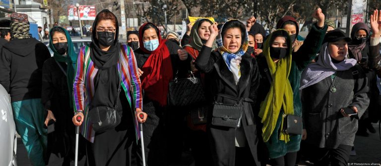 Doha 3; Mujeres manifestantes acusan a la ONU de “blanquear” a los talibanes