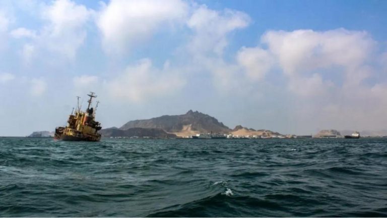Naufragio de un barco en las costas de Yemen; 39 refugiados muertos