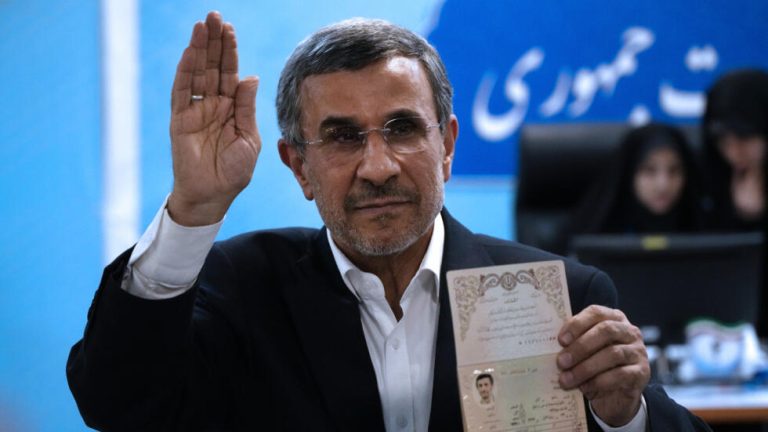 Ahmadinejad se postula como candidato a la elección presidencial de Irán
