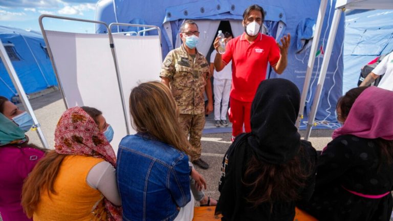 Al menos 200 refugiados afganos fueron trasladados de Pakistán a Italia