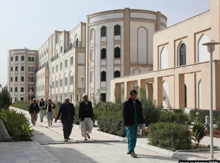 Los talibanes cierran el mayor centro de estudios de chiita en Kabul Khatam al-Nabiyin