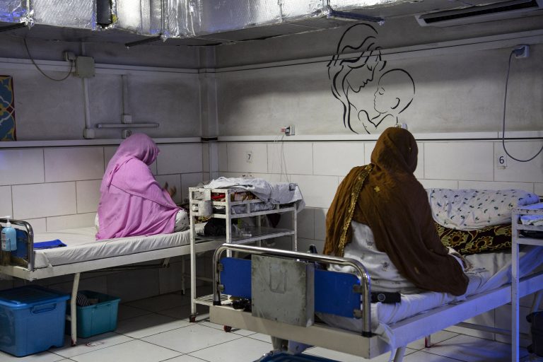 WHO: Cada hora, una madre y cerca de siete niños mueren en Afganistán