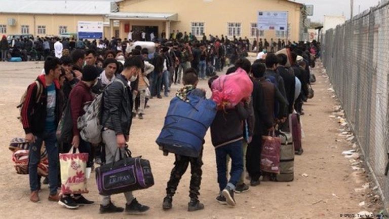 Los talibanes informaron sobre la expulsión de cuatro mil migrantes afganos de Irán