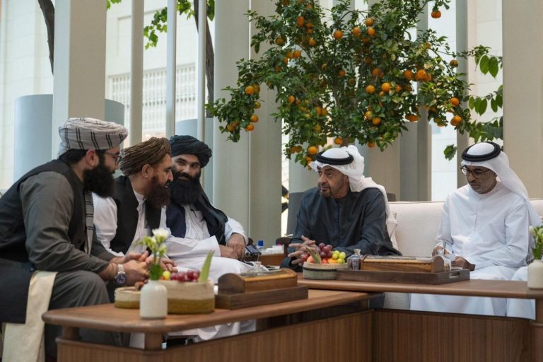 Haqqani Viajó a los Emiratos Árabes Unidos en su Primera Visita al Exterior