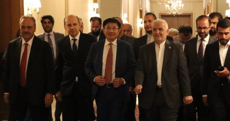 El embajador de Irán: Recomendar un gobierno inclusivo en Afganistán no significa interferencia
