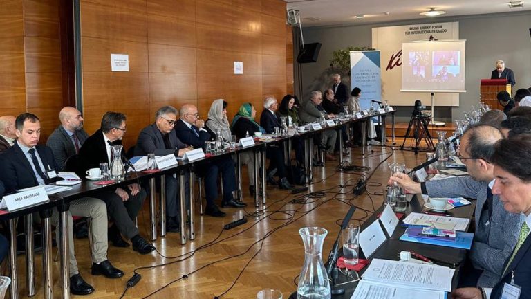 Los oponentes políticos de los talibanes celebrarán una reunión la próxima semana en Viena