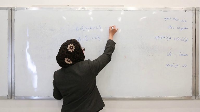 Preocupación por el confinamiento de cientos de maestras; los salarios de las maestras quedan pendientes de pago maestras