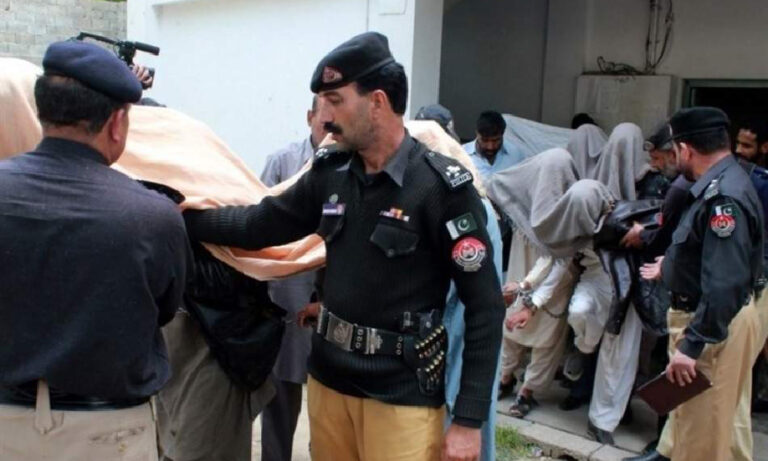 Detención de más de 800 migrantes afganos por la policía de Pakistán