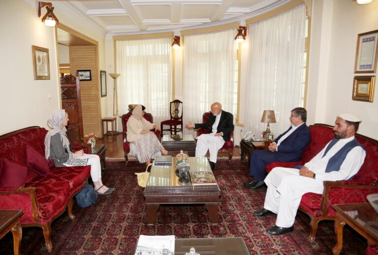 Karzai: La reapertura de escuelas y universidades para niñas es crucial