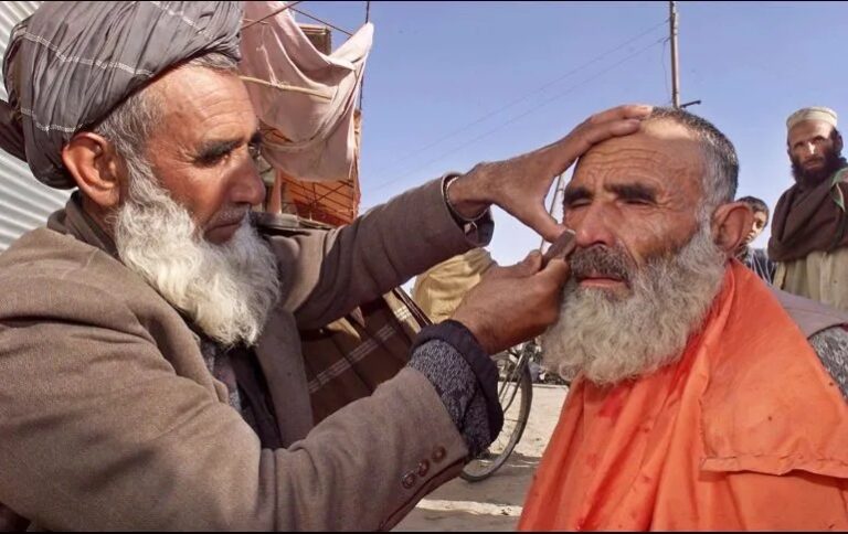 Casi 300 empleados de un ministerio ideológico talibán fueron destituidos por afeitarse la barba afeitarse la barba