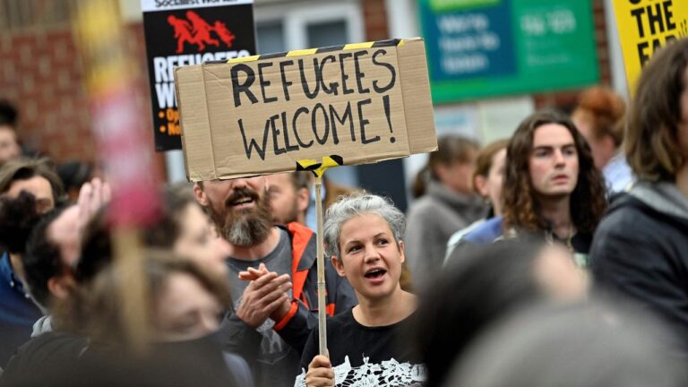 Miles de personas se manifiestan en ciudades británicas contra el racismo