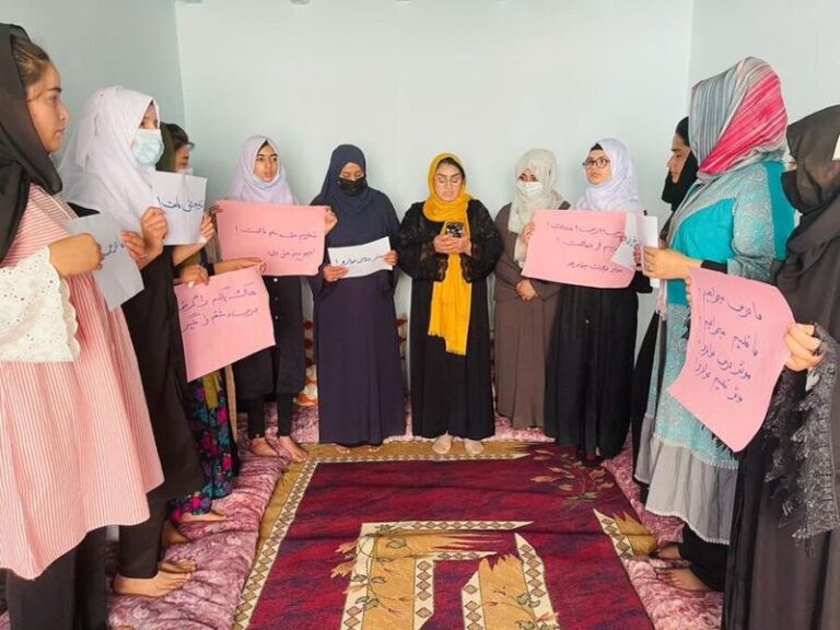 Tres años del colapso de la república; Mujeres manifestantes: el dominio de los talibanes no beneficia a ningún país