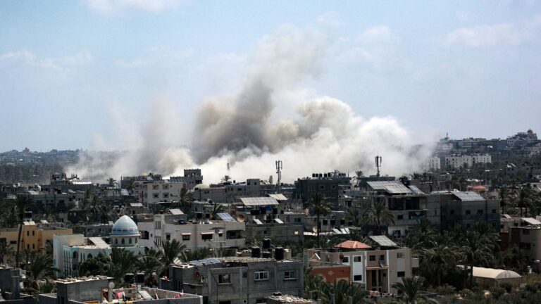 Los ataques aéreos israelíes en una escuela de Gaza cobran la vida de 100 personas