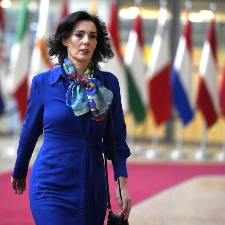 Nueva ley de los talibanes; el ministro de Asuntos Exteriores de Bélgica y Angelina Jolie reaccionaron