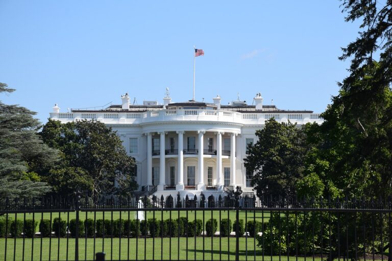 Tres años después de la caída de la república; Estados Unidos dio 280 millones de dólares para ayudar al pueblo afgano