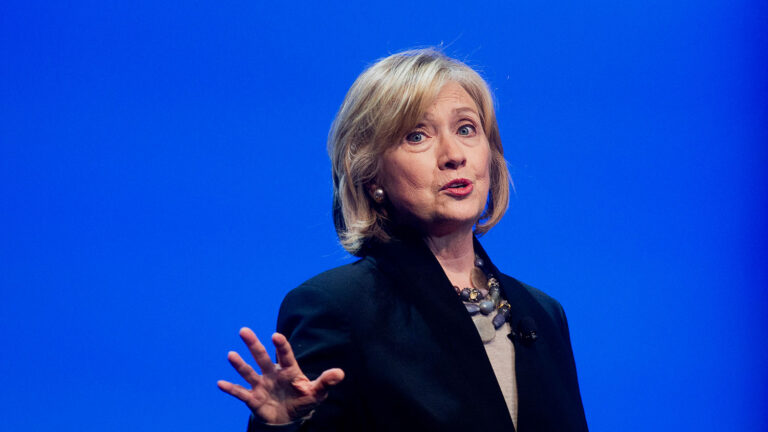 Clinton pide que el mundo se oponga a la ley de la promoción del bien de los talibanes