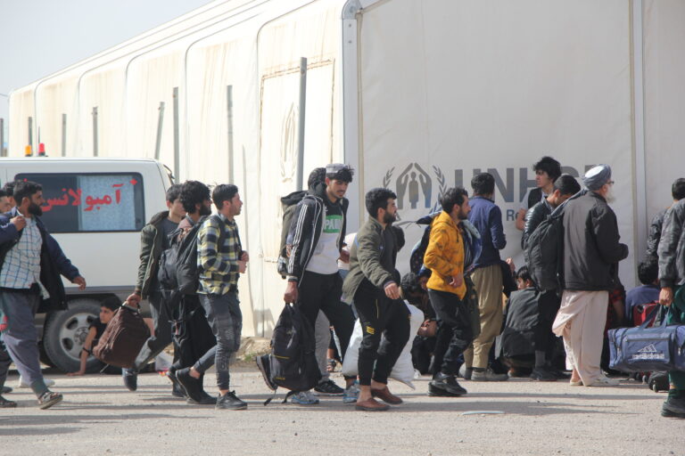Medios internacionales: El 90% de los migrantes afganos son deportados de Irán de manera forzada
