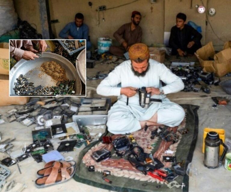 Hombres de Kandahar que extraen oro de dispositivos eléctricos japoneses Kandahar
