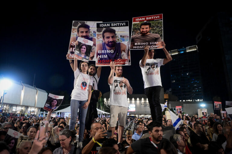Protestas de miles de israelíes contra Netanyahu por la aceptación del acuerdo de intercambio de rehenes