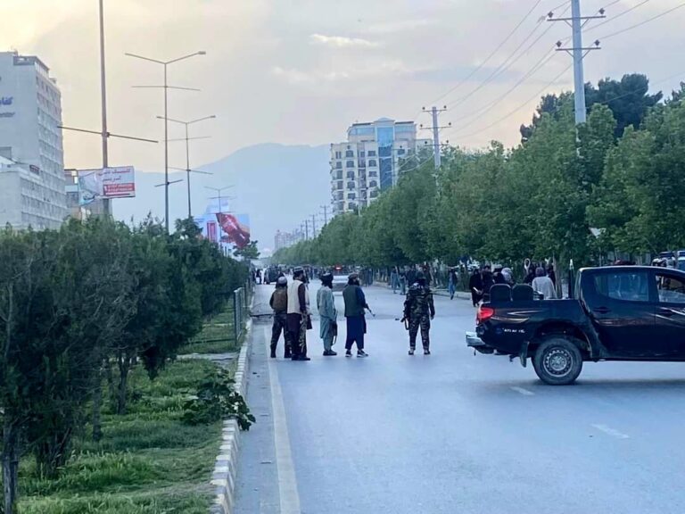 Talibanes: 19 Personas Muertas y Heridas en el Ataque Suicida de la Carretera de Darul Aman en Kabul