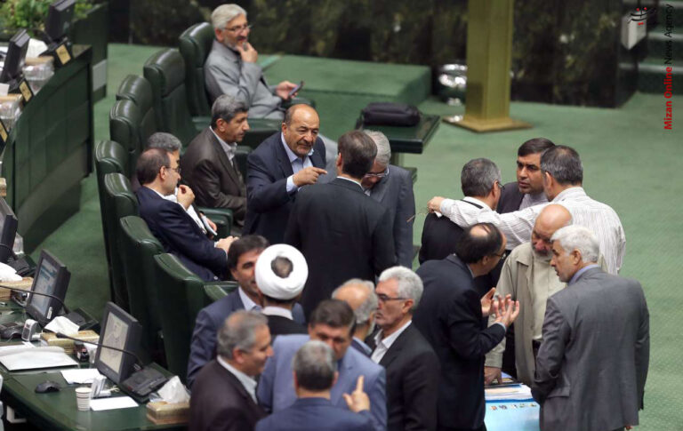 El Parlamento de Irán examina el plan de organización de migrantes afganos