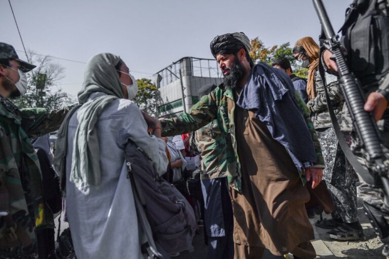 Informe de la UNAMA: Los talibanes han intensificado la vigilancia sobre la vestimenta de las mujeres en los mercados
