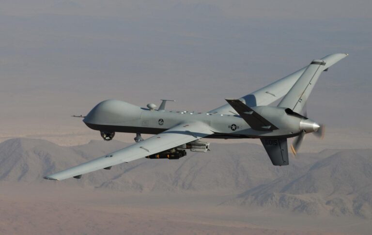 Patrullaje de un avión no tripulado en el cielo de la provincia de Ghor