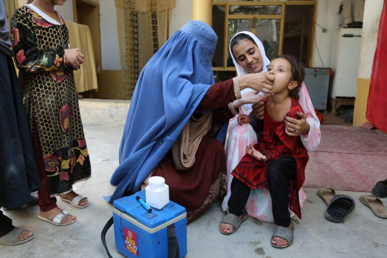 UNICEF: solo el 16.2 % de los niños en Afganistán han sido vacunados