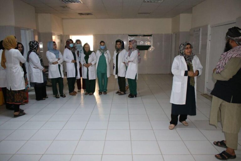 Fuentes: Agentes de la promoción de la virtud de los talibanes insultan a trabajadoras de salud en Kandahar