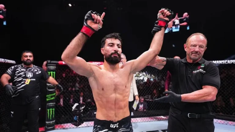 Un luchador de artes marciales mixtas de Afganistán derrota a su oponente brasileño farid