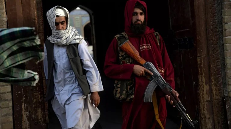 Los servicios de inteligencia talibanes arrestan a tres clérigos que protestaban contra el monopolio del poder por parte del líder talibán taliban