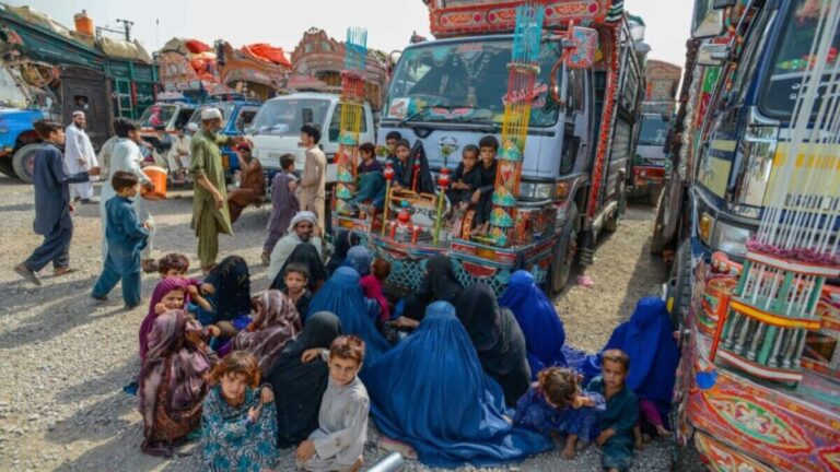 El gobierno de Pakistán ha deportado a más de 60 familias afganas en los últimos dos días