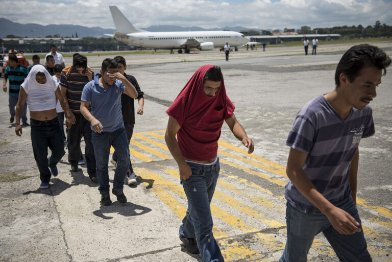Estados Unidos deportó a varios ciudadanos indios que vivían de manera ilegal