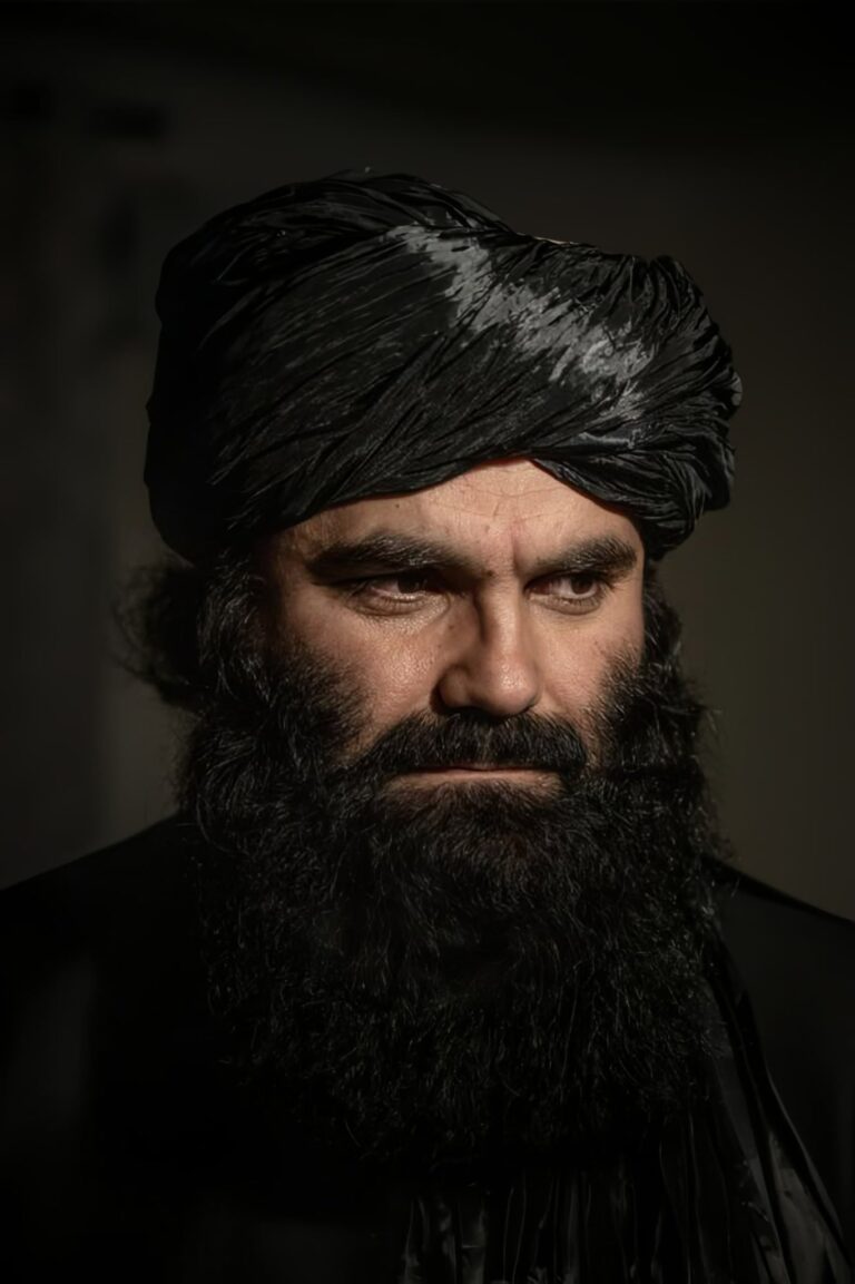 Entrevista del New York Times con Haqqani: Se Opone a la Mayoría de los Decretos del Líder Talibán