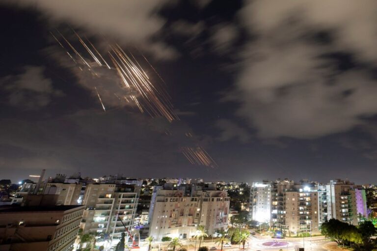 Un funcionario de los talibanes en Qatar apoya los ataques con misiles de Irán contra Israel