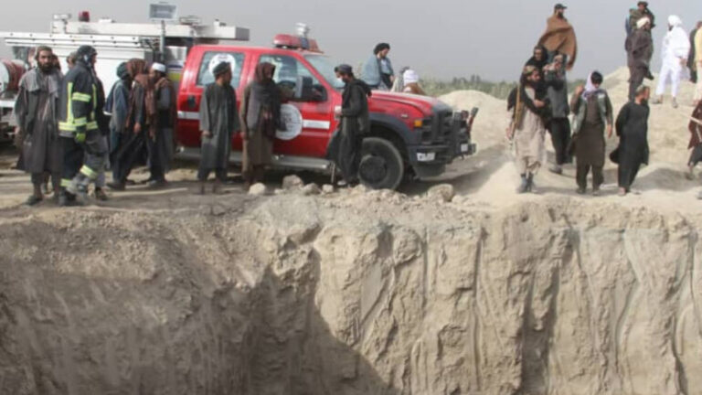 Cuatro rescatistas murieron mientras intentaban salvar a un niño en Ghazni