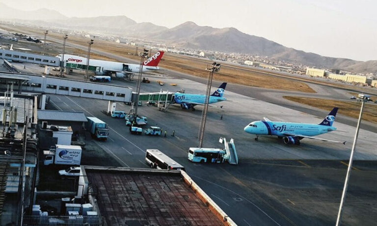 Informes no oficiales: El aeropuerto de Kabul fue atacado con misiles