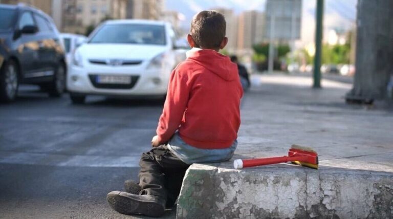 Organizaciones civiles iraníes piden el fin de la expulsión de niños del país
