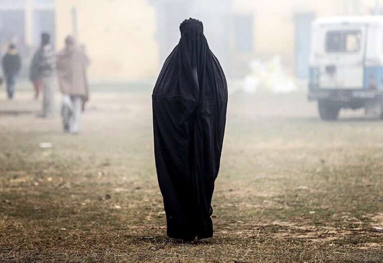 Aumenta la brecha de género en Afganistán: ONU denuncia ausencia total de mujeres en el gabinete y oficinas locales de los talibanes mujeres afganas